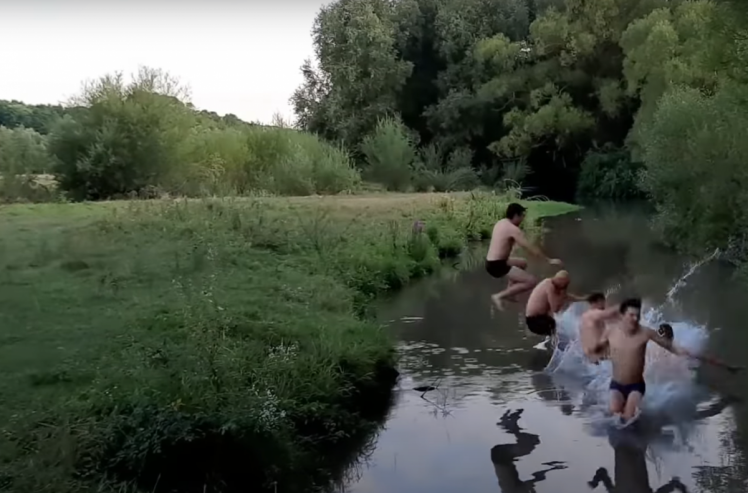 Прыжок путешественников в реку Ушицу