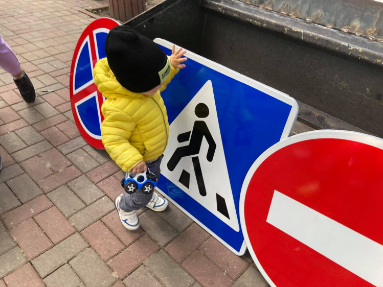 Ребенок возле дорожного знака