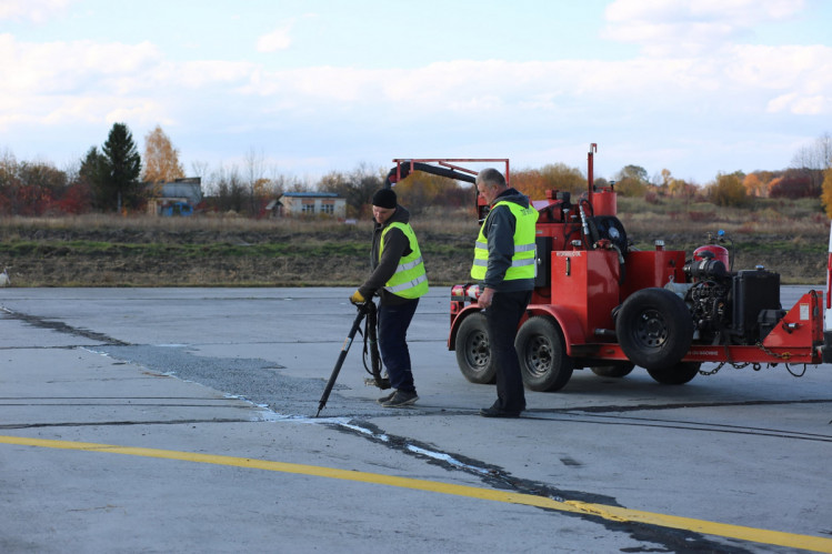Аеропорт Хмельницький, ремонт смуги
