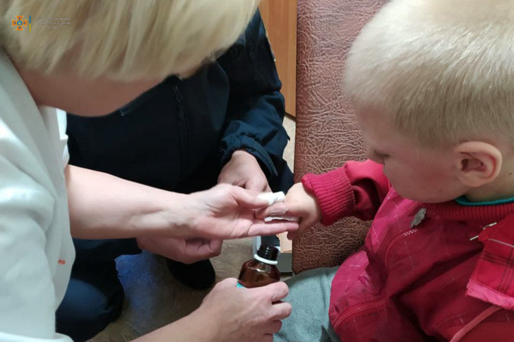 Шестирічний хлопчик запхнув пальця у цоколь лампочки – новини Хмельницького